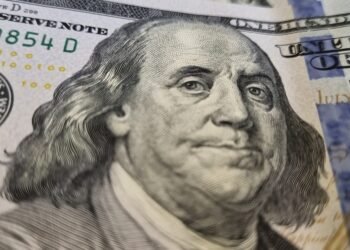 El dólar blue llegó a perforar el piso de los $ 900