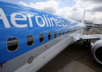 El Gobierno entrega acciones de Aerolíneas Argentinas y Austral a los empleados