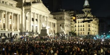 Masiva convocatoria en Plaza Congreso en rechazo al DNU del gobierno de Milei