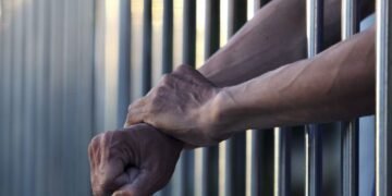 Lo detuvieron por robarle, lesionar y amenazar a su madre y hermanos