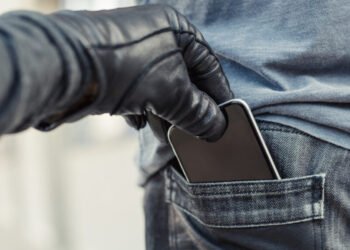 Incumplió una orden judicial y le robó el celular a su hermano