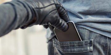 Incumplió una orden judicial y le robó el celular a su hermano