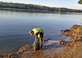 Abandonó una bolsa con más de 18 kilos de marihuana sobre la costa del río Paraná