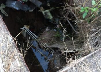 Vecinos reclaman por el pésimo mantenimiento de un pozo de agua