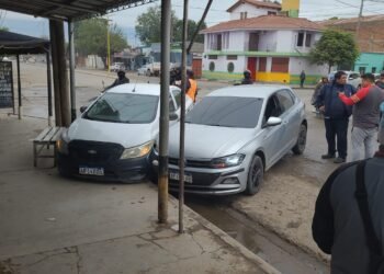 Chocó a otro auto y huyó corriendo del lugar