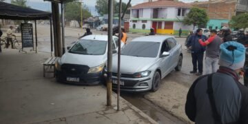 Chocó a otro auto y huyó corriendo del lugar