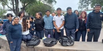 Sentada de alumnos secundarios para que les construyan un aula