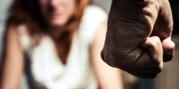 Condenado por amenazas, lesiones con látigo a su expareja y violación de la cuarentena