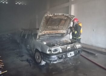 Se prendió fuego un auto