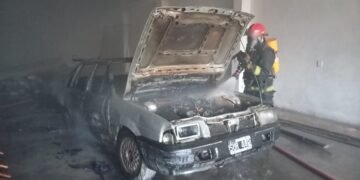 Se prendió fuego un auto