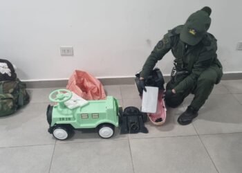 Rellenó dos autos de juguete con cocaína