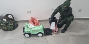 Rellenó dos autos de juguete con cocaína