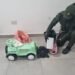 Rellenó dos autos de juguete con cocaína