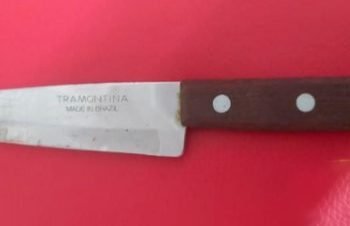 Intentaba abrir con un cuchillo vehículos estacionados