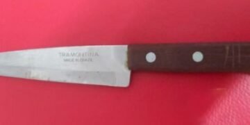 Intentaba abrir con un cuchillo vehículos estacionados