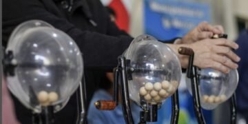 Tres familias cancelan su viviendas mediante el Cumplís y Ganas del IPV