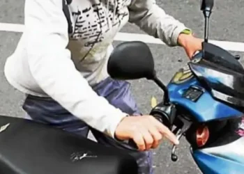 Lo acusaron de robarle la moto a su abuelo