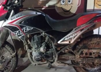Asaltó una huevería y dejó abandonada la moto