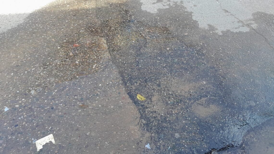 Vecinos denuncian una pérdida de agua - Radio Ciudad Oran