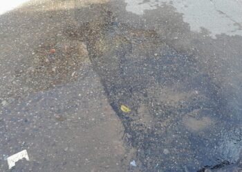 Vecinos denuncian una pérdida de agua