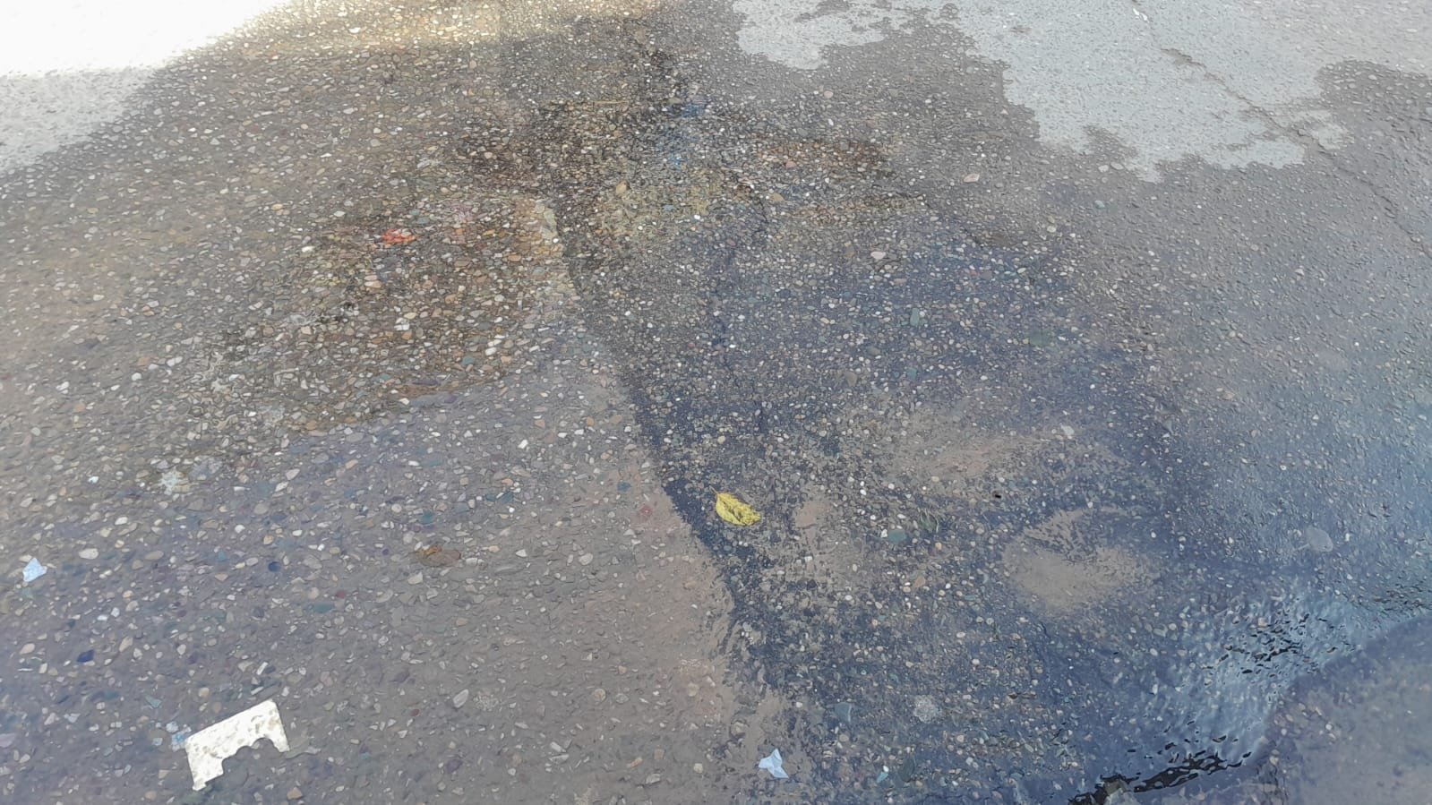 Vecinos denuncian una pérdida de agua - Radio Ciudad Oran
