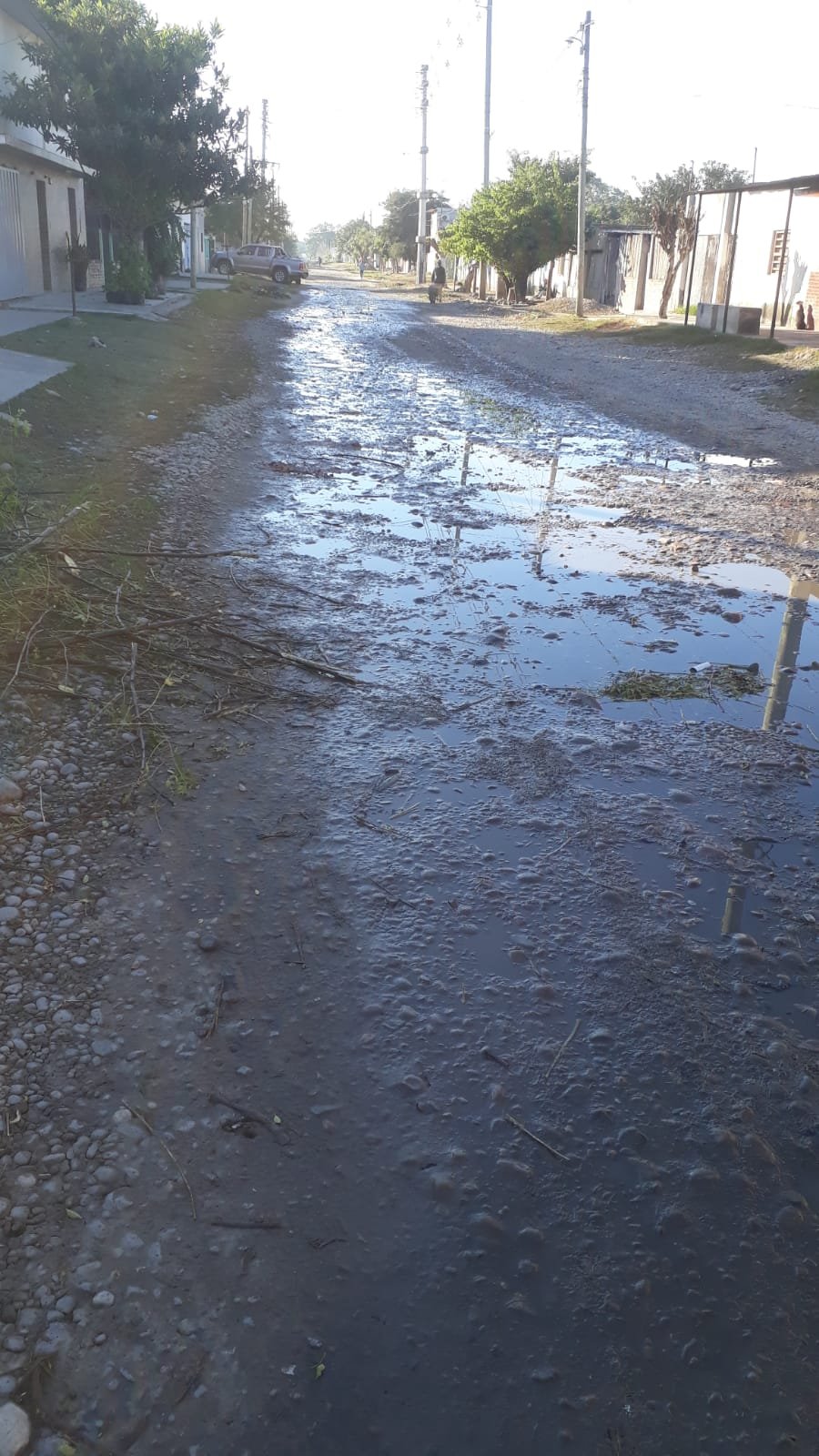 Vecinos denuncian una pérdida de agua - Radio Ciudad Oran