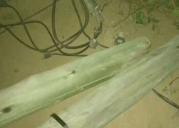 Vecinos denuncian la caída de un poste con electricidad