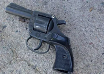 Corría para escapar de la policía y tiró un arma de fuego 