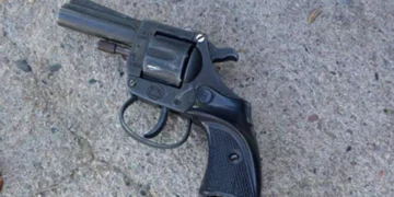 Corría para escapar de la policía y tiró un arma de fuego 