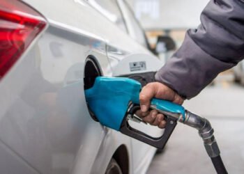 Este lunes aumentarán un 4 % la nafta y el gasoil