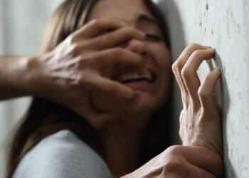 Se ofreció a llevarla en su moto y abusó de ella