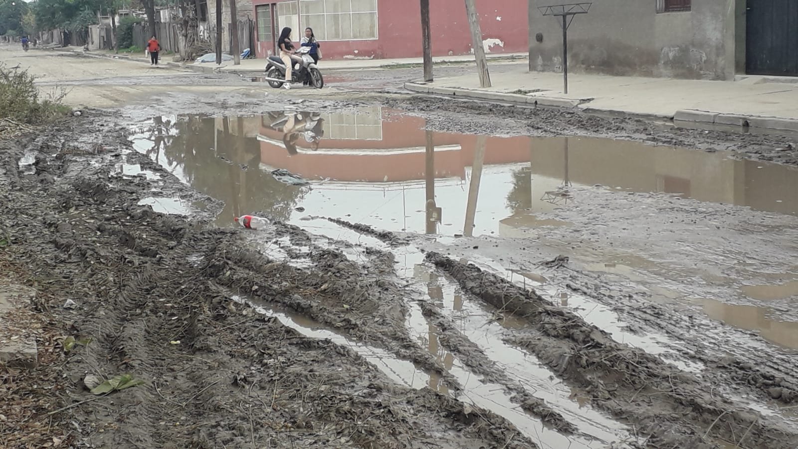 Siguen los reclamos por una gran pérdida de agua - Radio Ciudad Oran