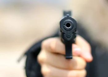 Lo imputaron por amenazar a dos trabajadores con un arma de fuego