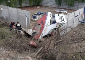 Cayó una avioneta y sus ocupantes salieron caminando