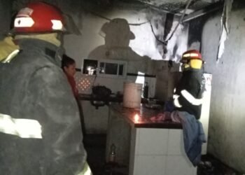 Dejó una vela encendida y provocó un incendio