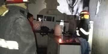 Dejó una vela encendida y provocó un incendio