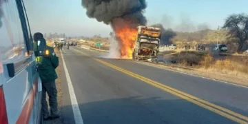 Incendiaron un colectivo en Tucumán tras evadir un control de Gendarmería. Había partido de Orán