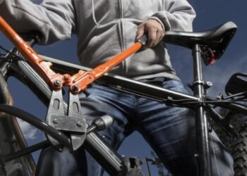 Se cortó la luz en el barrio y aprovechó para robarse una bicicleta