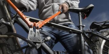 Se cortó la luz en el barrio y aprovechó para robarse una bicicleta