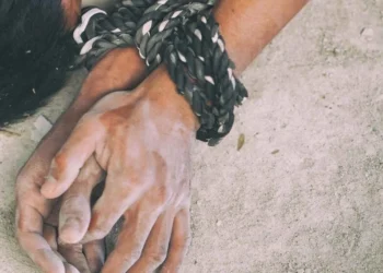 Lo detuvieron por amenazar y atar a su padre