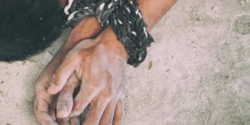 Lo detuvieron por amenazar y atar a su padre