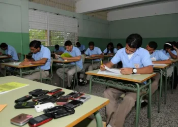Diputados aprobaron la prohibición de usar celulares en escuelas y colegios de toda Salta