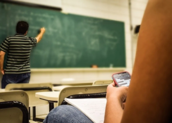 En la ciudad de Buenos Aires los estudiantes ya no podrán usar el celular en la escuela