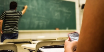 En la ciudad de Buenos Aires los estudiantes ya no podrán usar el celular en la escuela