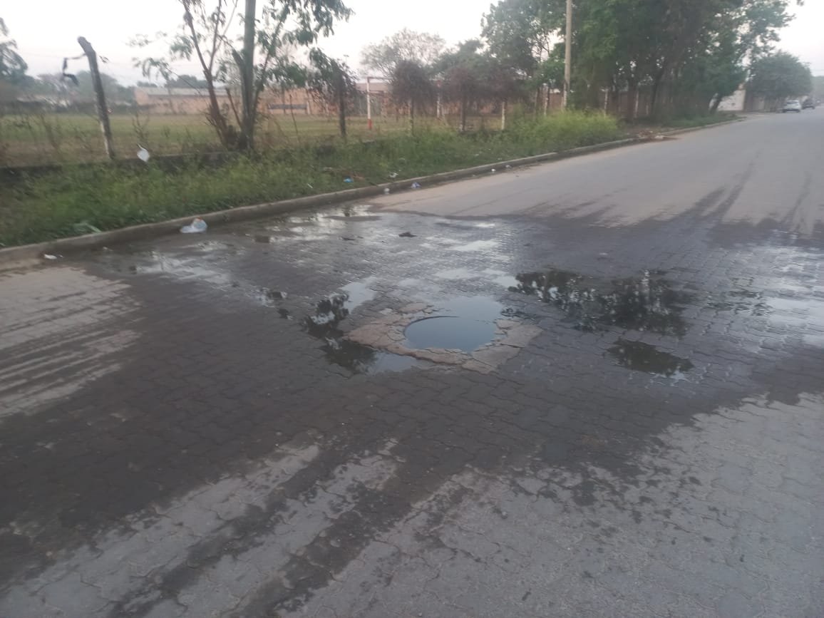 Vecinos denuncian una pérdida de líquidos cloacales - Radio Ciudad Oran