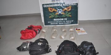 Detuvieron a tres pasajeros que viajaban con marihuana, cocaína y un arma de fuego
