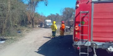 Apagaron una quema de pastizales en calle Bustamante
