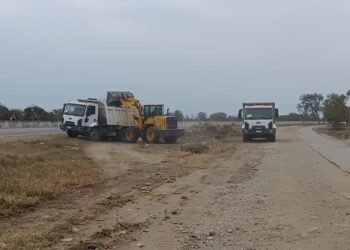 Trabajan en la limpieza de la ciclovía
