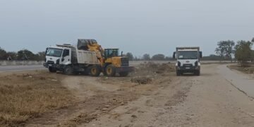 Trabajan en la limpieza de la ciclovía