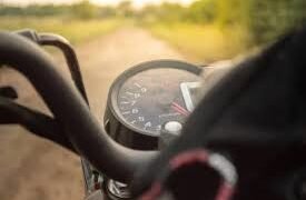 Manejaba borracho una moto y chocó a una mujer